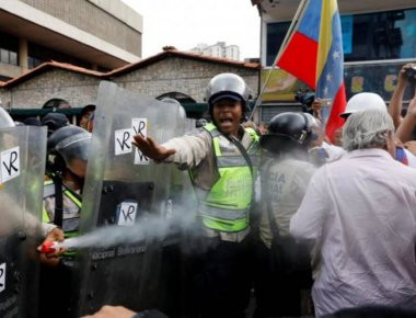 Βενεζουέλα: Ταραχών... συνέχεια - Δυνάμεις καταστολής «ψεκάζουν» μία πορεία ηλικιωμένων! (φωτό)